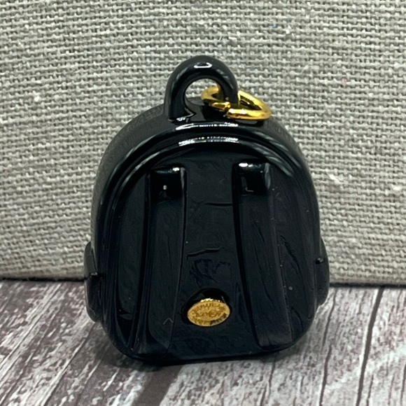 SALE❣️CHANEL Backpack Charm Stamped CC Logo Pendant Charm Camellia Black & White - Picture 4 of 12